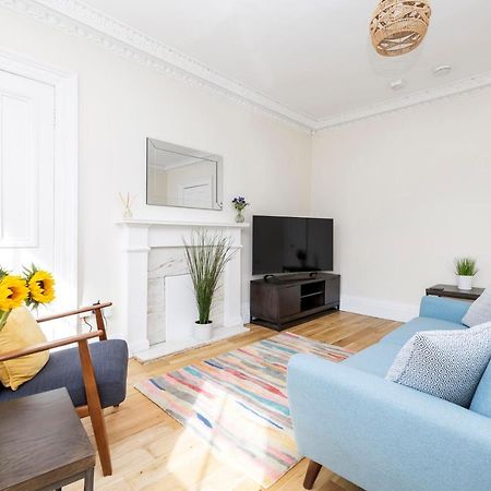 2 Bedroom Apartment On Peebles High Street Экстерьер фото